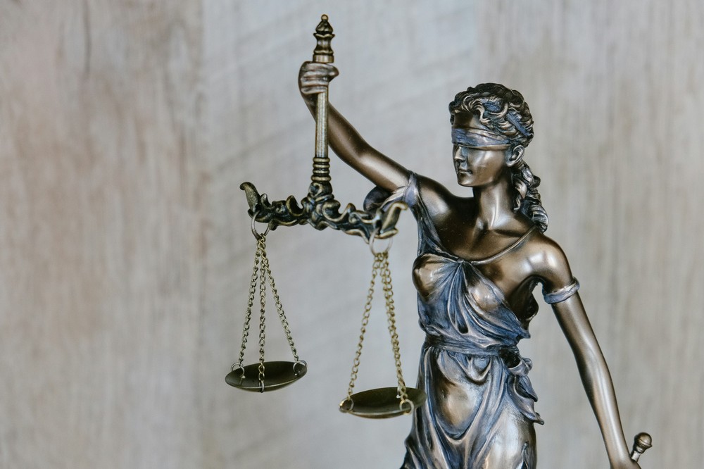 Waga Temidy – symbol postępowania sądowego przeciwko bankowi